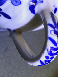Drie Chinese blauwwitte theepotten met deksels, Kangxi