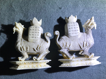 Een complete set van 32 Chinese ivoren schaakstukken, ca. 1920