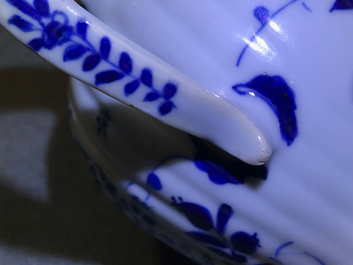Drie Chinese blauwwitte theepotten met deksels, Kangxi