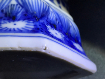Une garniture de cinq vases en porcelaine de Chine bleu et blanc, Kangxi