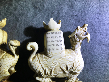 Een complete set van 32 Chinese ivoren schaakstukken, ca. 1920