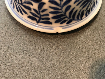 Drie Chinese blauwwitte theepotten met deksels, Kangxi