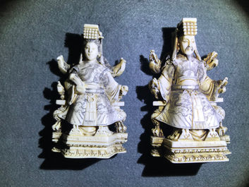 Een complete set van 32 Chinese ivoren schaakstukken, ca. 1920