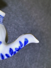 Drie Chinese blauwwitte theepotten met deksels, Kangxi