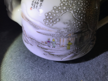 Een Chinese polychrome theepot met winterlandschap en een florale dekselkroes, 20e eeuw