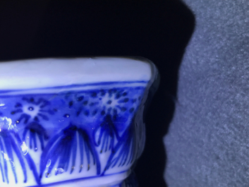Une garniture de cinq vases en porcelaine de Chine bleu et blanc, Kangxi