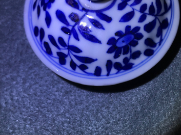 Drie Chinese blauwwitte theepotten met deksels, Kangxi