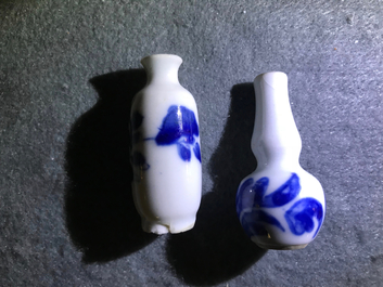 Un bel ensemble de 66 vases miniatures en porcelaine de Chine bleu et blanc, Kangxi