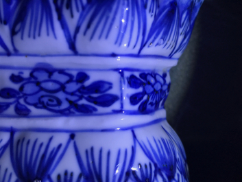Une garniture de cinq vases en porcelaine de Chine bleu et blanc, Kangxi
