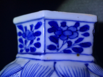 Une garniture de cinq vases en porcelaine de Chine bleu et blanc, Kangxi