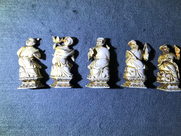 Een complete set van 32 Chinese ivoren schaakstukken, ca. 1920