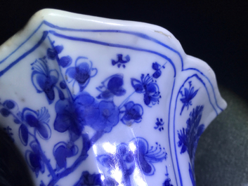 Une garniture de cinq vases en porcelaine de Chine bleu et blanc, Kangxi