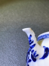 Drie Chinese blauwwitte theepotten met deksels, Kangxi