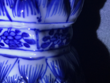 Une garniture de cinq vases en porcelaine de Chine bleu et blanc, Kangxi