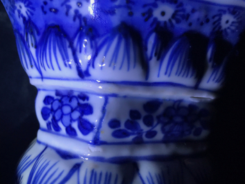 Une garniture de cinq vases en porcelaine de Chine bleu et blanc, Kangxi