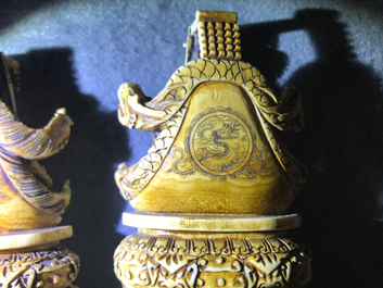 Een complete set van 32 Chinese ivoren schaakstukken, ca. 1920