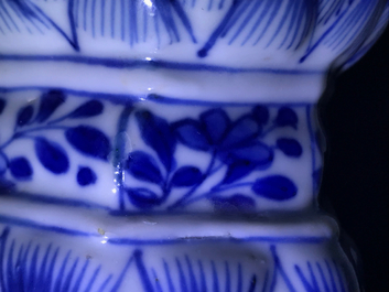 Une garniture de cinq vases en porcelaine de Chine bleu et blanc, Kangxi