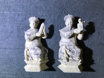 Een complete set van 32 Chinese ivoren schaakstukken, ca. 1920