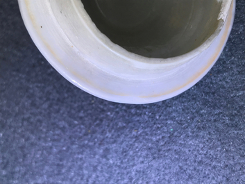 Drie Chinese blauwwitte theepotten met deksels, Kangxi