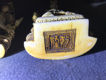 Een complete set van 32 Chinese ivoren schaakstukken, ca. 1920
