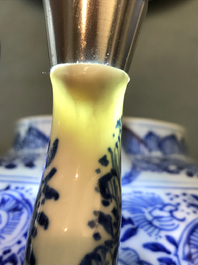 Drie Chinese blauwwitte theepotten met deksels, Kangxi