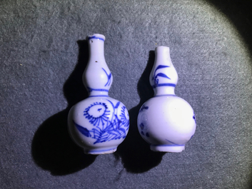 Un bel ensemble de 66 vases miniatures en porcelaine de Chine bleu et blanc, Kangxi