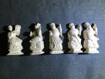 Een complete set van 32 Chinese ivoren schaakstukken, ca. 1920