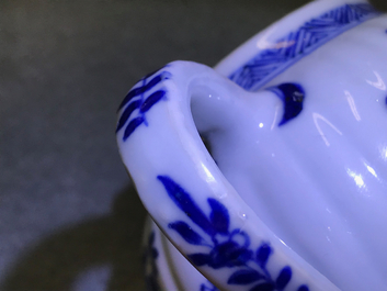 Drie Chinese blauwwitte theepotten met deksels, Kangxi
