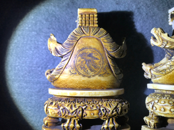 Een complete set van 32 Chinese ivoren schaakstukken, ca. 1920