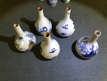 Un bel ensemble de 66 vases miniatures en porcelaine de Chine bleu et blanc, Kangxi