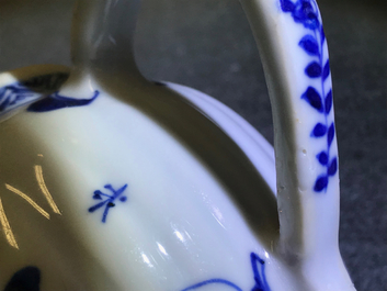Drie Chinese blauwwitte theepotten met deksels, Kangxi