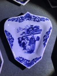 Un service &agrave; mendiants en porcelaine de Chine bleu et blanc, Kangxi