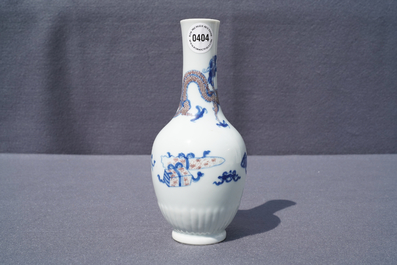 Un vase en porcelaine de Chine bleu, blanc et rouge &agrave; d&eacute;cor d'un dragon, Kangxi