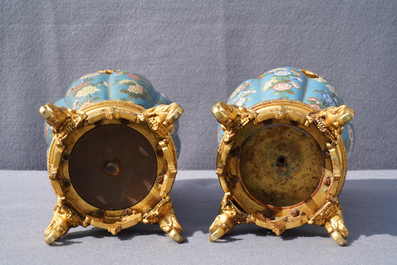 Une paire de vases en &eacute;maux cloisonn&eacute;s aux montures en bronze dor&eacute;, Chine, 19&egrave;me