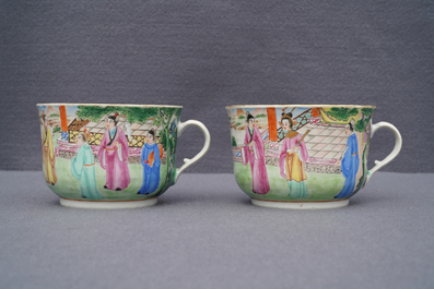 Une paire de tasses et soucoupes en porcelaine de Chine famille rose de Canton, dat&eacute;es 1831