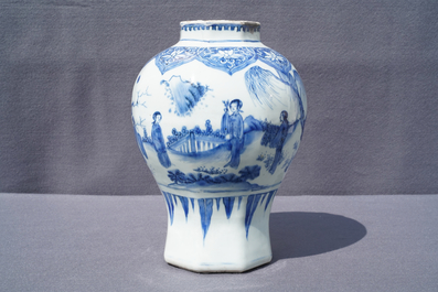 Een Chinese blauwwitte balustervaas met figuratief decor, Transitie periode