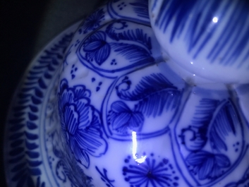 A Chinese blue and white covered vase with floral design, Kangxi
