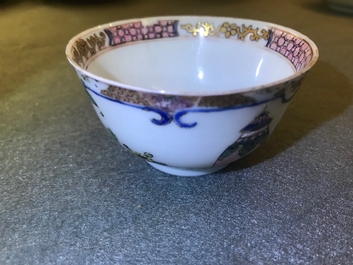 Une tasse et soucoupe en porcelaine de Chine famille rose &agrave; d&eacute;cor d'une musicienne, Yongzheng