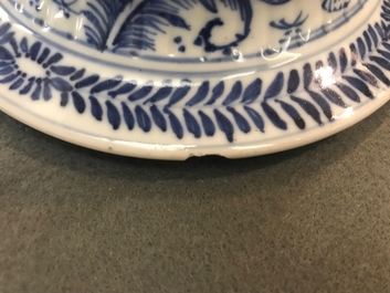 A Chinese blue and white covered vase with floral design, Kangxi