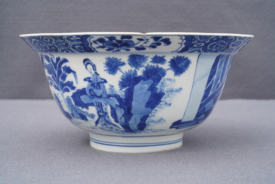 Un bol de type klapmuts en porcelaine de Chine bleu et blanc, marque et &eacute;poque de Kangxi