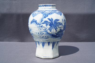 Een Chinese blauwwitte balustervaas met figuratief decor, Transitie periode