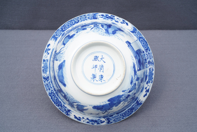 Un bol de type klapmuts en porcelaine de Chine bleu et blanc, marque et &eacute;poque de Kangxi