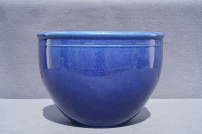 Une jardini&egrave;re en porcelaine de Chine bleu monochrome, 18/19&egrave;me