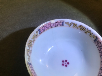 Une tasse et soucoupe en porcelaine de Chine famille rose &agrave; d&eacute;cor d'une musicienne, Yongzheng