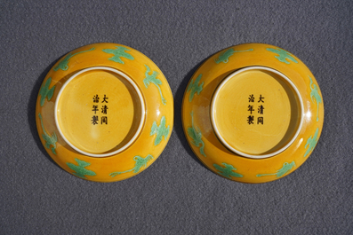 Une paire de coupes en porcelaine de Chine &agrave; d&eacute;cor de dragons sur fond jaune, marque et prob. &eacute;poque de Tongzhi