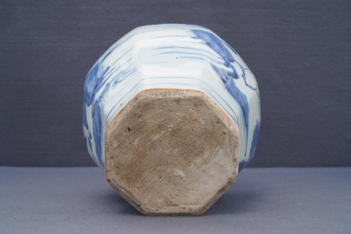 Un vase de forme balustre en porcelaine de Chine bleu et blanc, &eacute;poque Transition