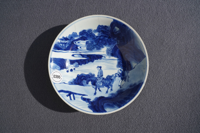 Une coupe en porcelaine de Chine bleu et blanc, marque et &eacute;poque de Kangxi