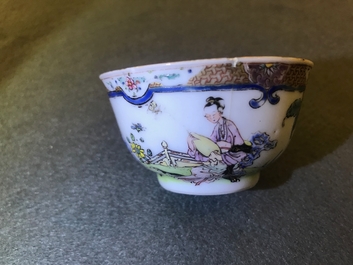 Une tasse et soucoupe en porcelaine de Chine famille rose &agrave; d&eacute;cor d'une musicienne, Yongzheng