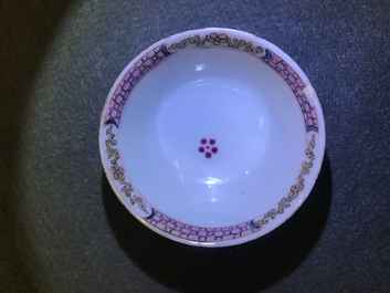 Une tasse et soucoupe en porcelaine de Chine famille rose &agrave; d&eacute;cor d'une musicienne, Yongzheng