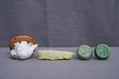 Een gevarieerde collectie Chinese sculptuur in jade en jade&iuml;et, 19/20e eeuw